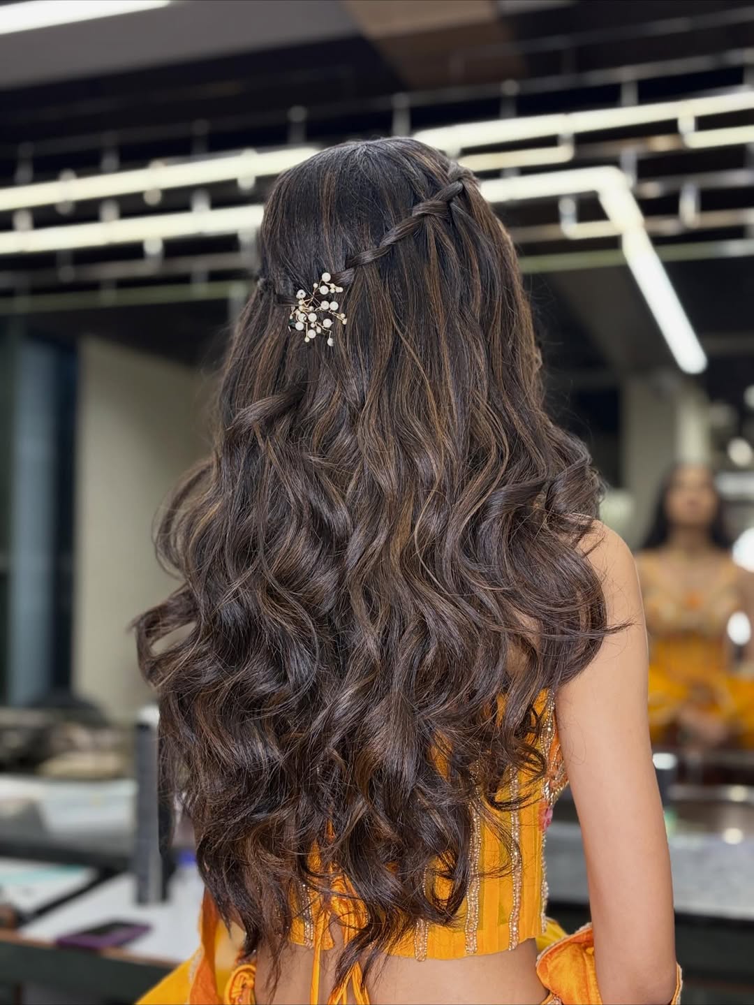 Half-Up Braided Waves With Pearl Hairpin