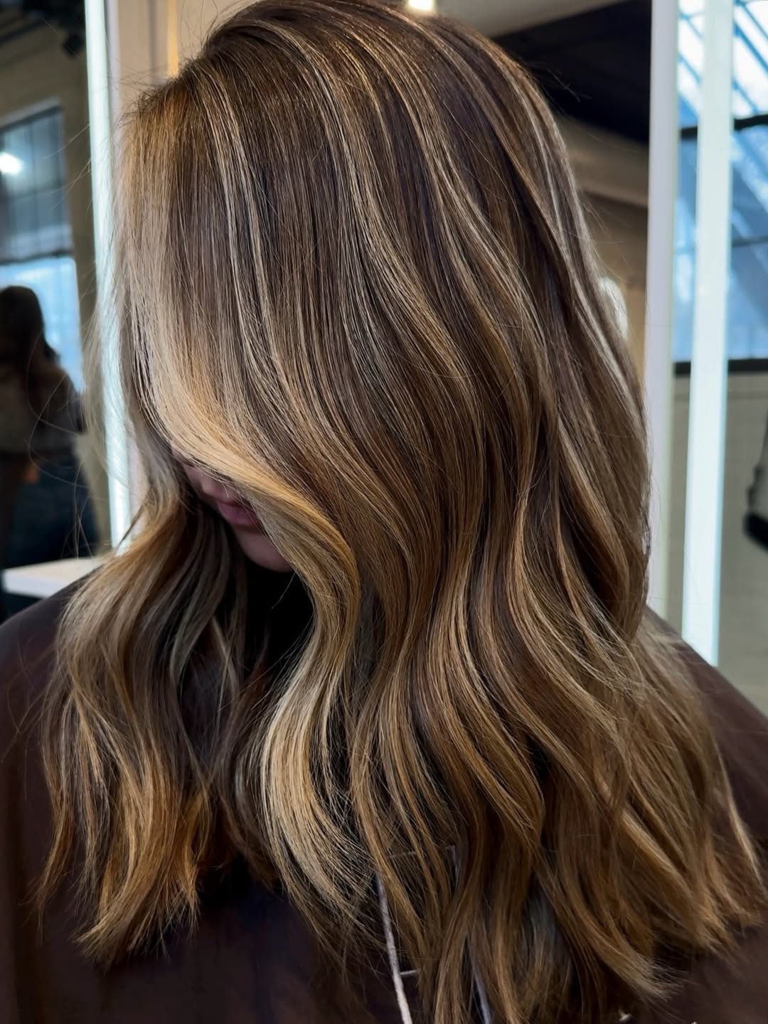 Lived-in Blonde Money Piece Brunette Waves