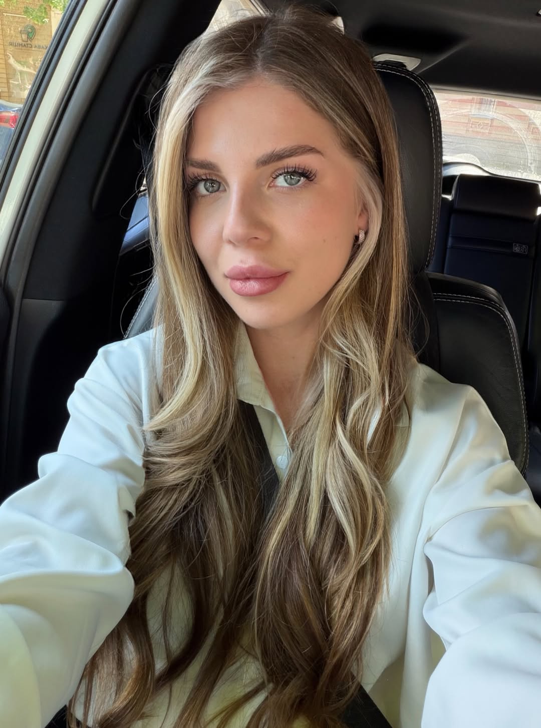 Relaxed Brunette Waves With Blonde Balayage Highlights