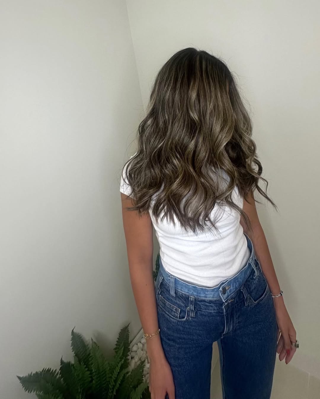 Relaxed Brunette Waves With Caramel Highlights