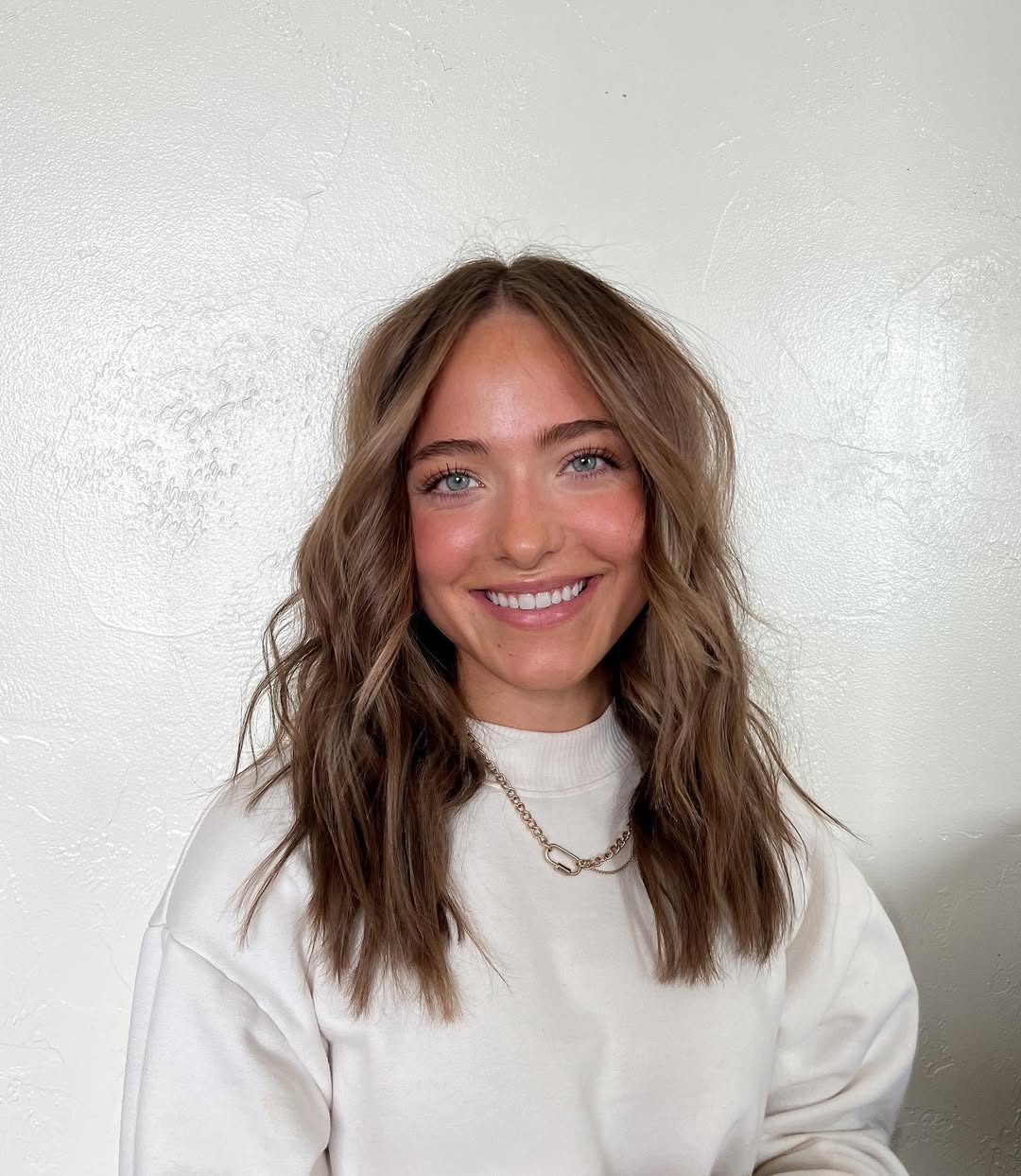 Relaxed Face-Framing Lob With Subtle Waves
