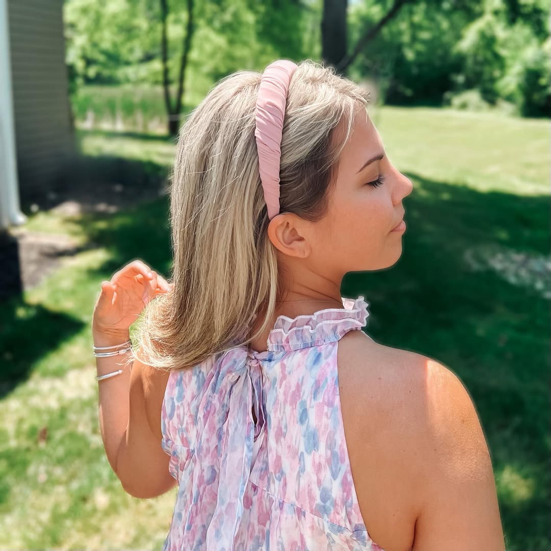 Relaxed Shoulder Length Blonde Hair With Headband