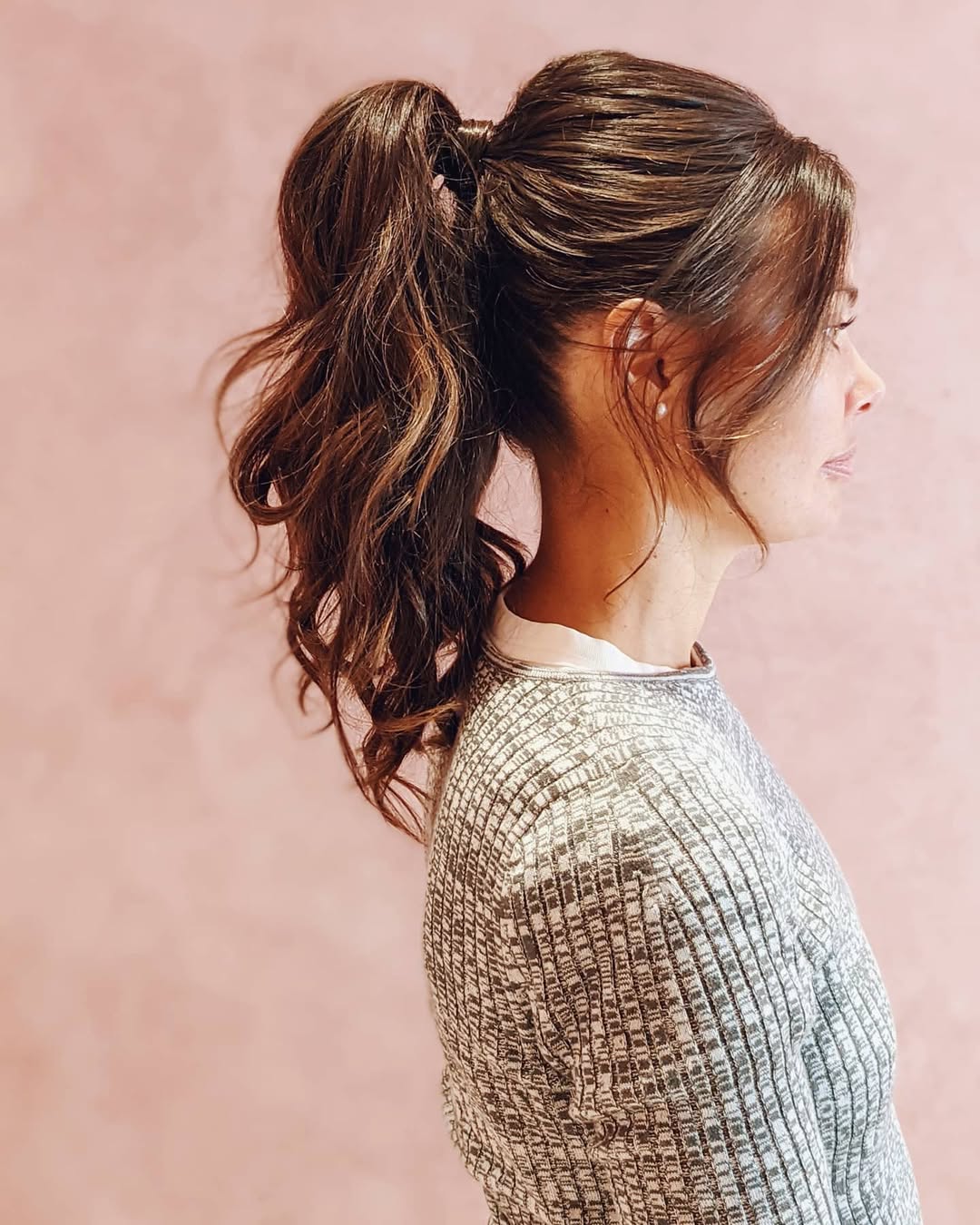Relaxed Wavy High Ponytail With Face Framing