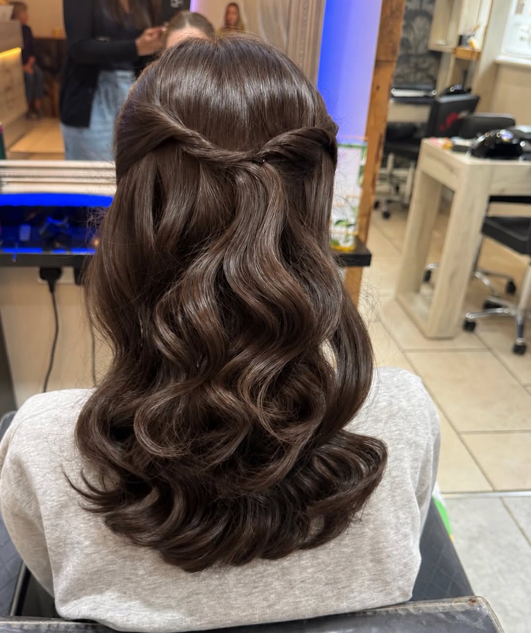 Soft Half-Up Twisted Waves For Summer Glamour