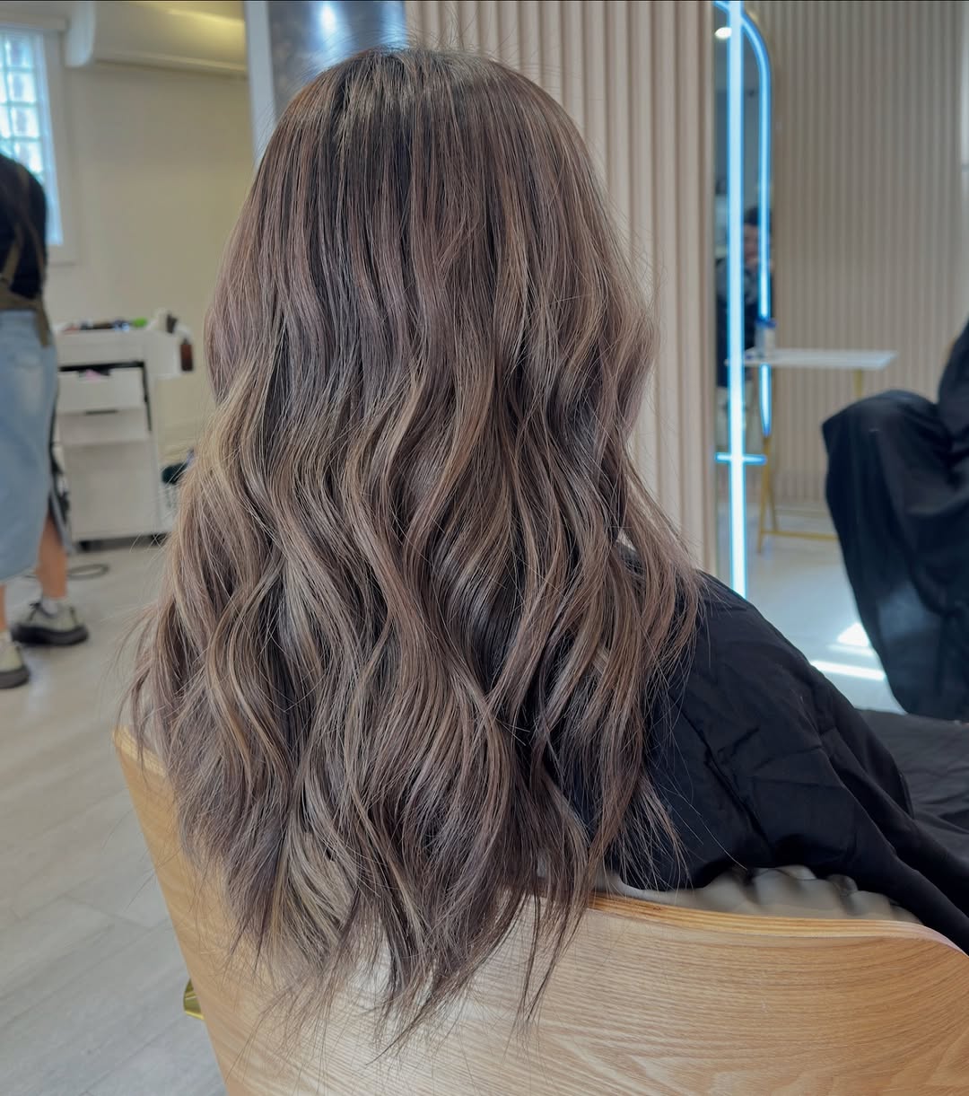 Sophisticated Ash Brown Waves With Lived-In Dimension