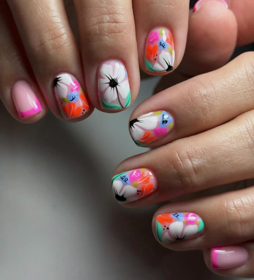 Vivid Floral Hand-Painted Short Round Nails