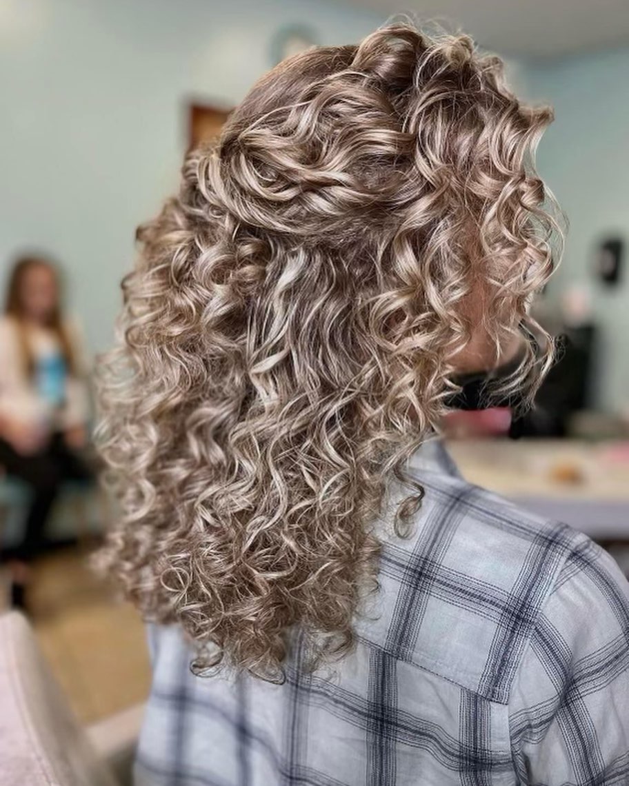Voluminous Curly Half-Up with Golden Blonde Highlights