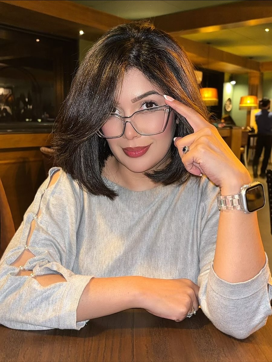 Voluminous Dark Bob With Warm Caramel Highlights