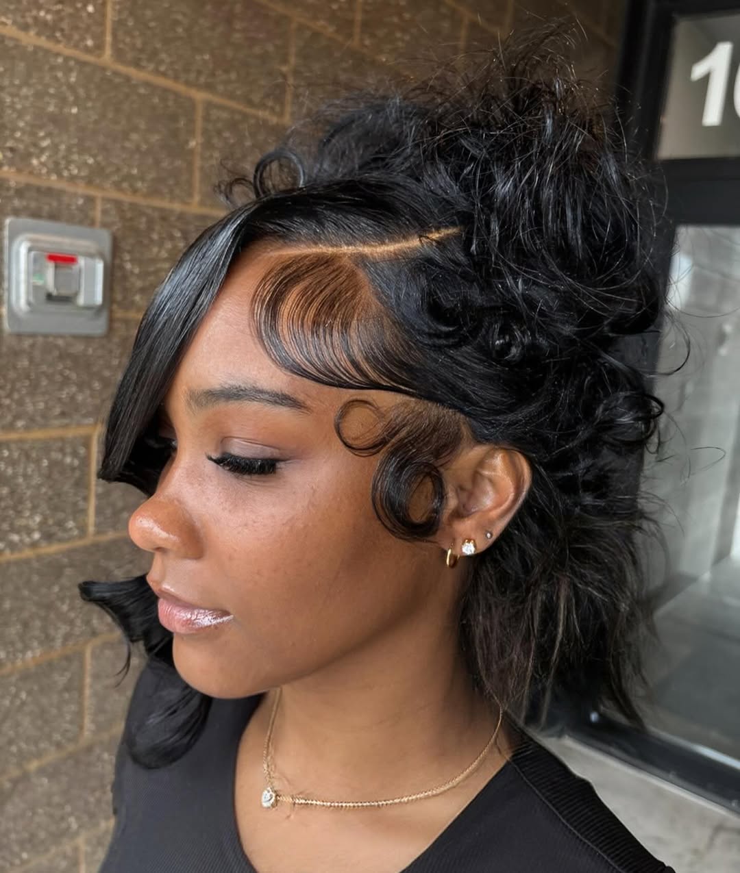 Wavy Lob With Elegant Side Swirl Edges
