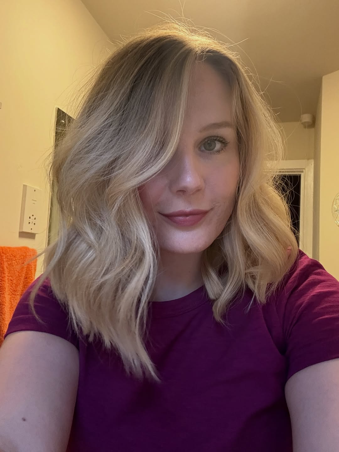Wavy Shoulder-Length Blonde Lob Side Part