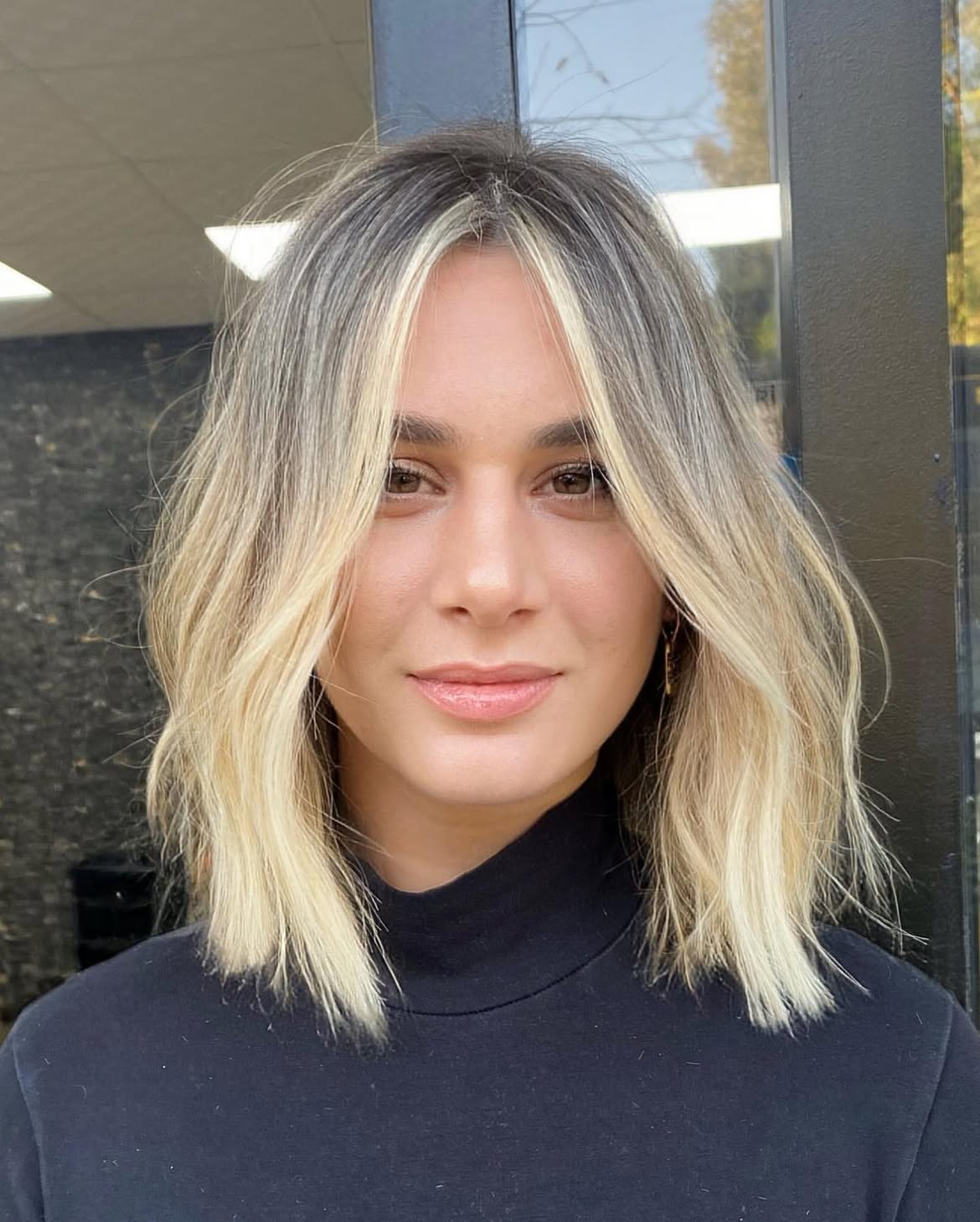 Autumn Blonde Lob With Face-Framing Highlights