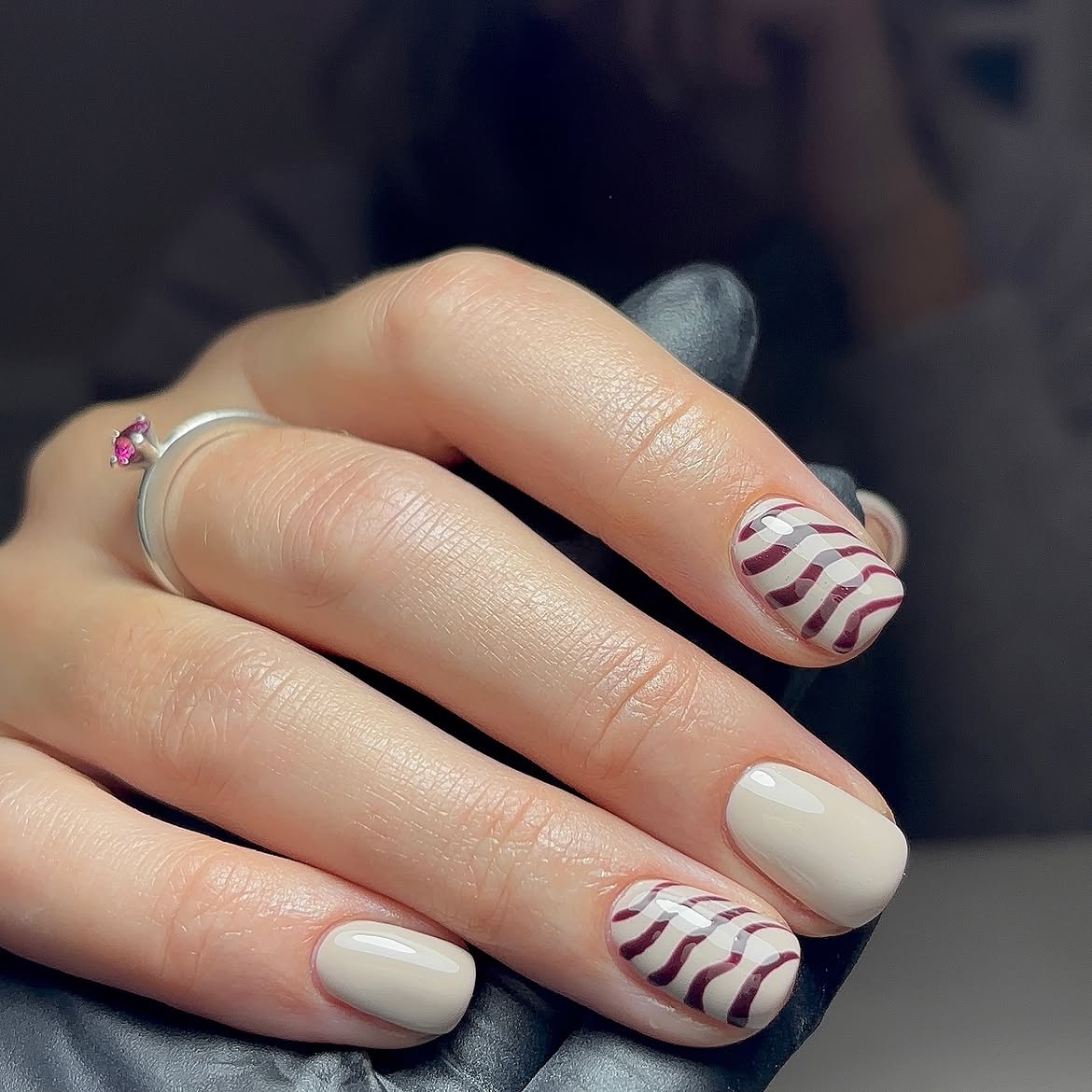 Chic Cream and Burgundy Wavy Nails
