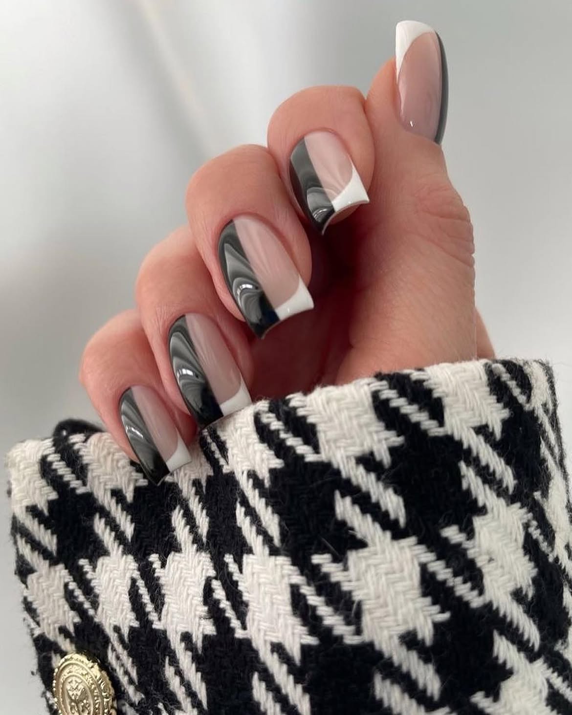 Chic Monochrome French Tip Twist Nails