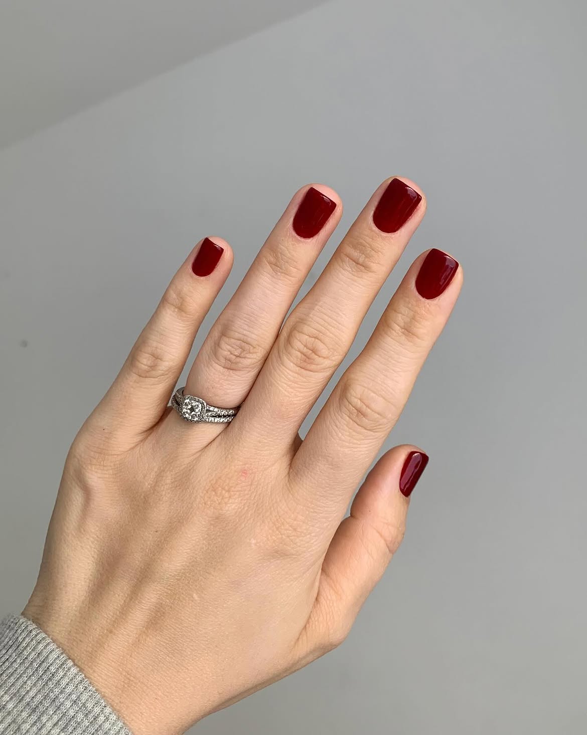 27 Must-Try Early Fall Nail Ideas For A Chic Autumn Vibe 3 Classic Deep Burgundy Glossy Short Nails