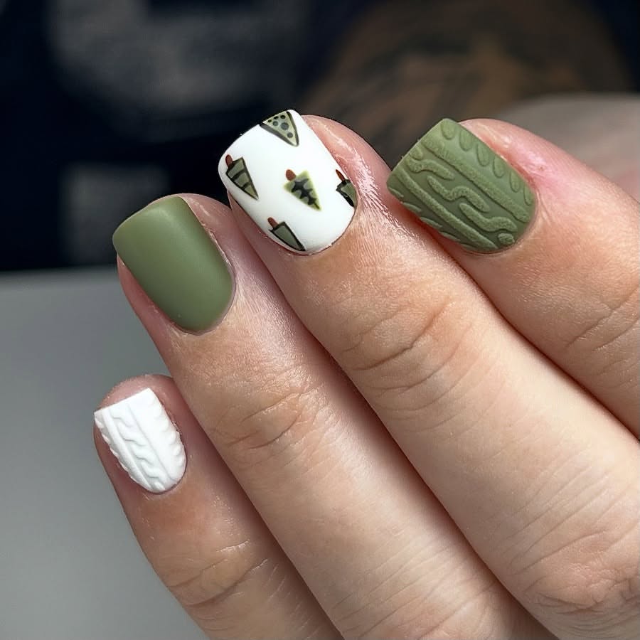 Cozy Cable Knit Christmas Tree Nails