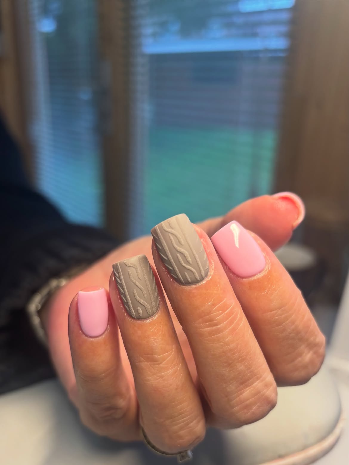 Cozy Cable Knit Sweater Nails In Pink And Taupe