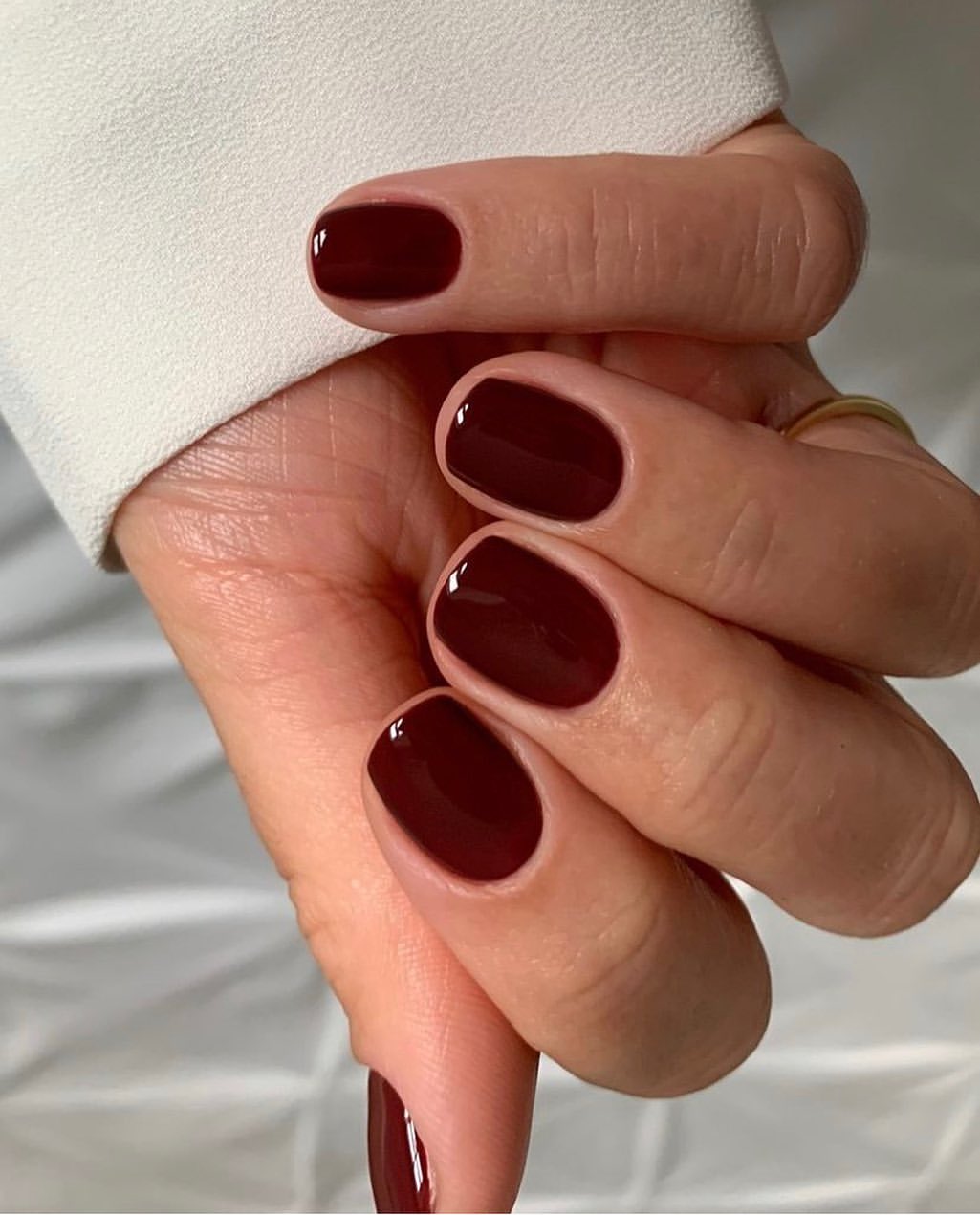 27 Must-Try Early Fall Nail Ideas For A Chic Autumn Vibe 21 Deep Burgundy High Gloss Oval Nails