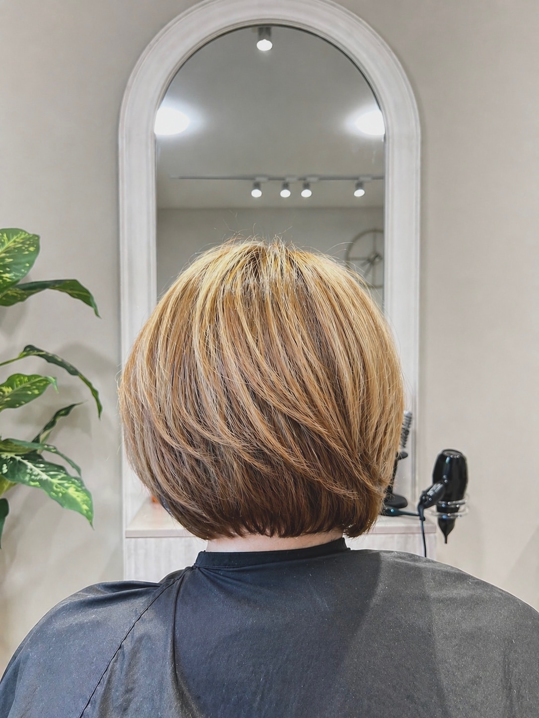 Effortless Layered Bob With Honey Blonde Highlights