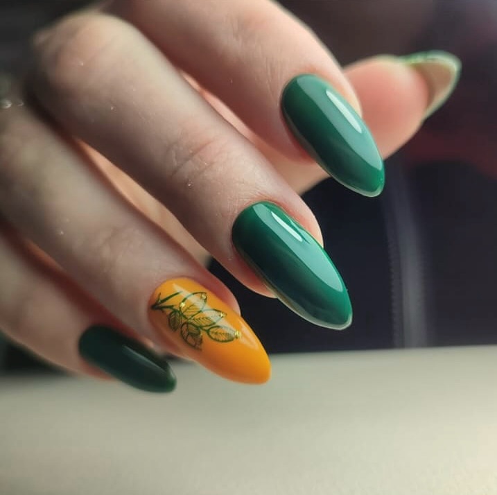 29 Stunning Fall Leaves Nail Ideas You Need To Try Now 17 Emerald Green & Mustard Yellow Fall Leaf Accent