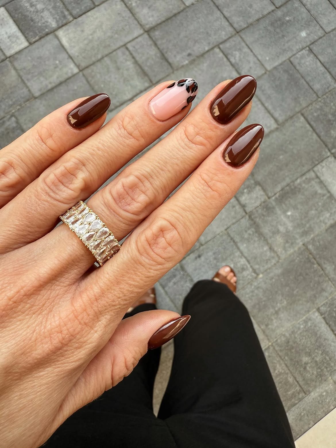 27 Must-Try Early Fall Nail Ideas For A Chic Autumn Vibe 7 Glossy Mocha Brown Almond Nails with Leopard Accent