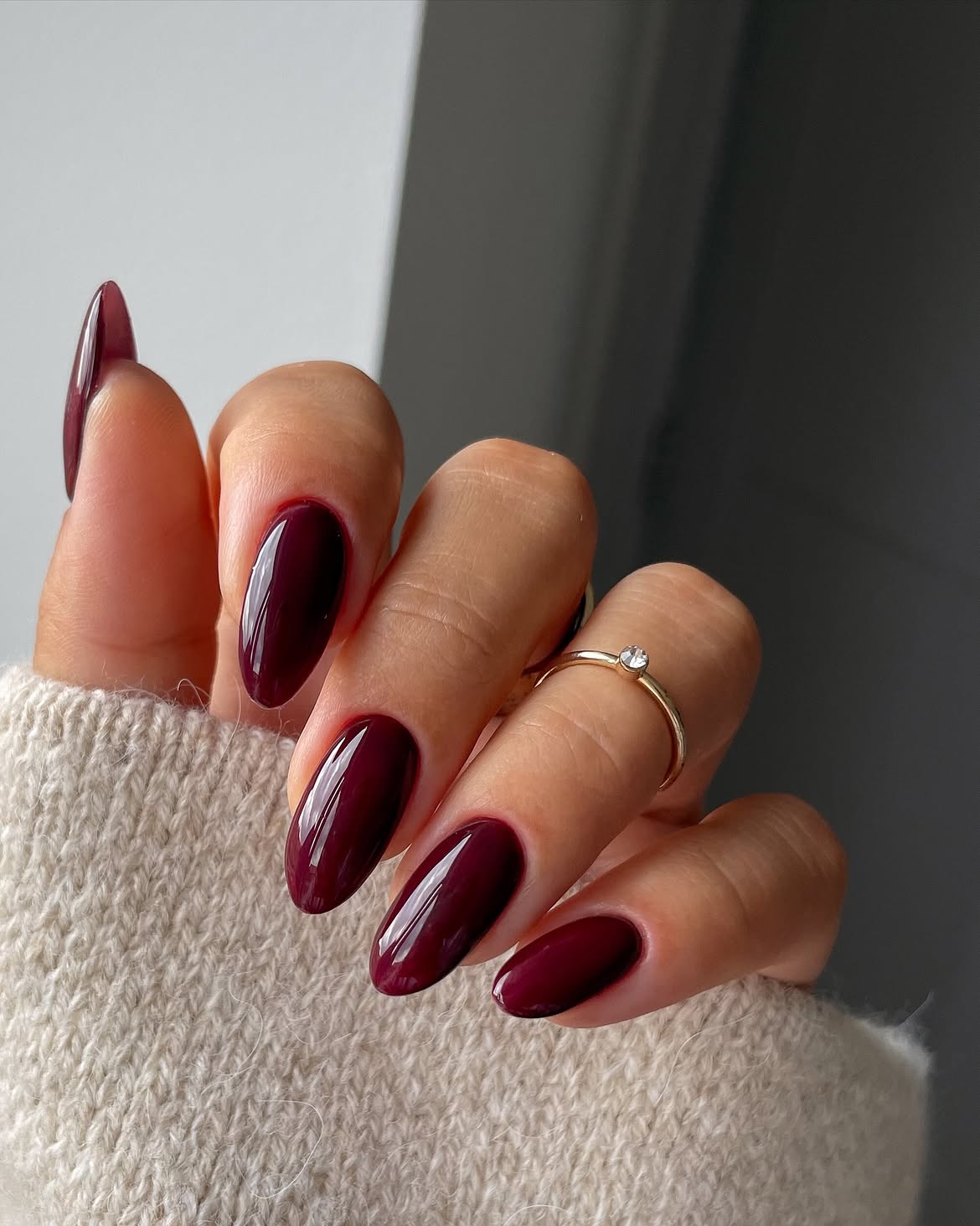 27 Must-Try Early Fall Nail Ideas For A Chic Autumn Vibe 17 Rich Burgundy High Gloss Oval Nails