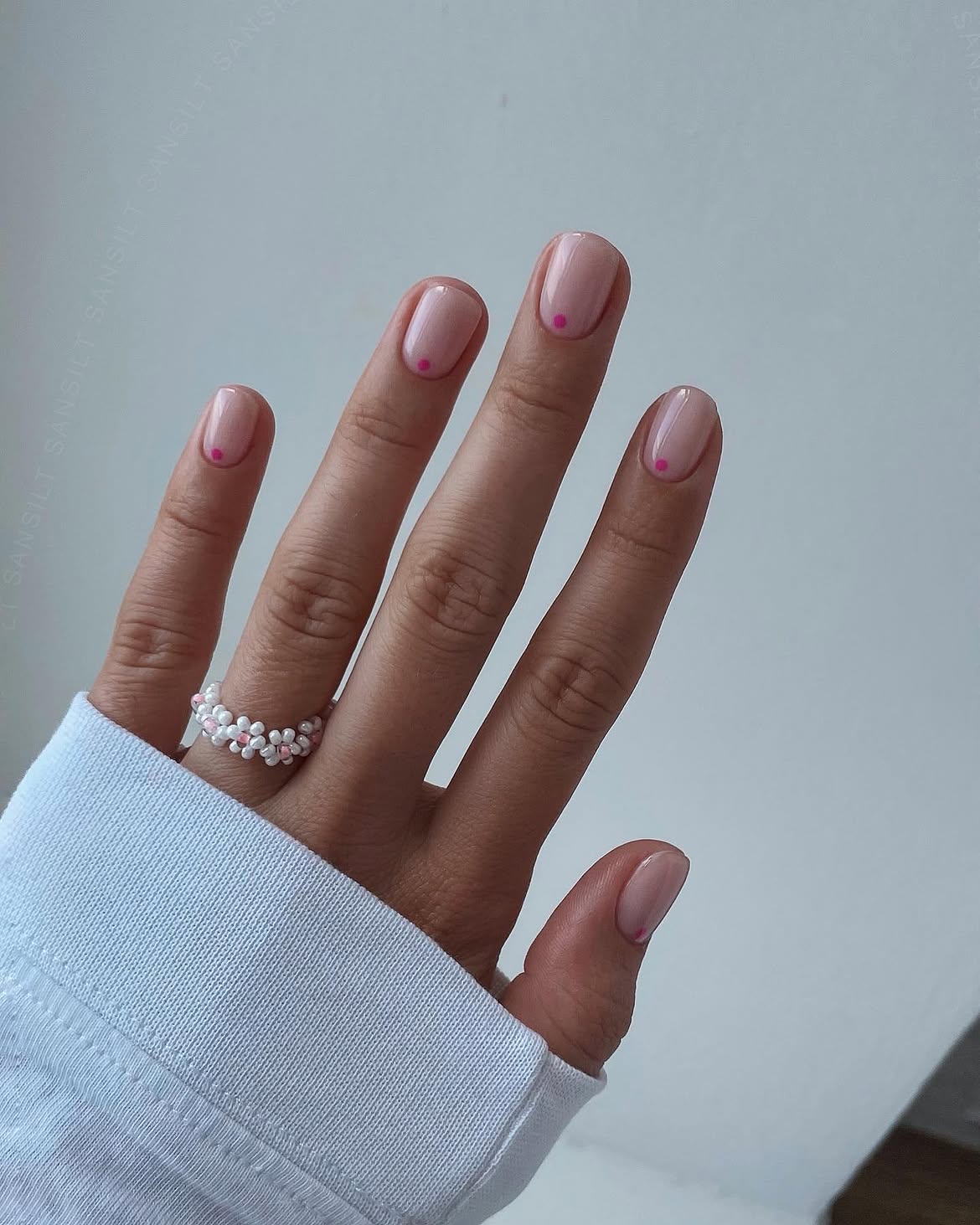 27 Must-Try Early Fall Nail Ideas For A Chic Autumn Vibe 22 Sheer Pink With Tiny Hot Pink Dots