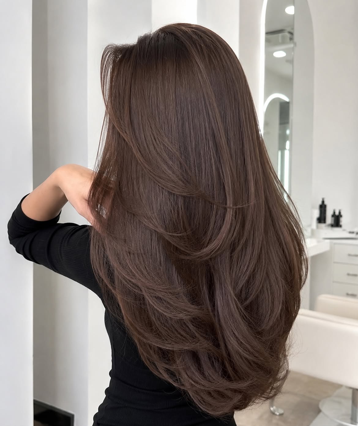 Soft Face-Framing Layers With Mushroom Brown Melt