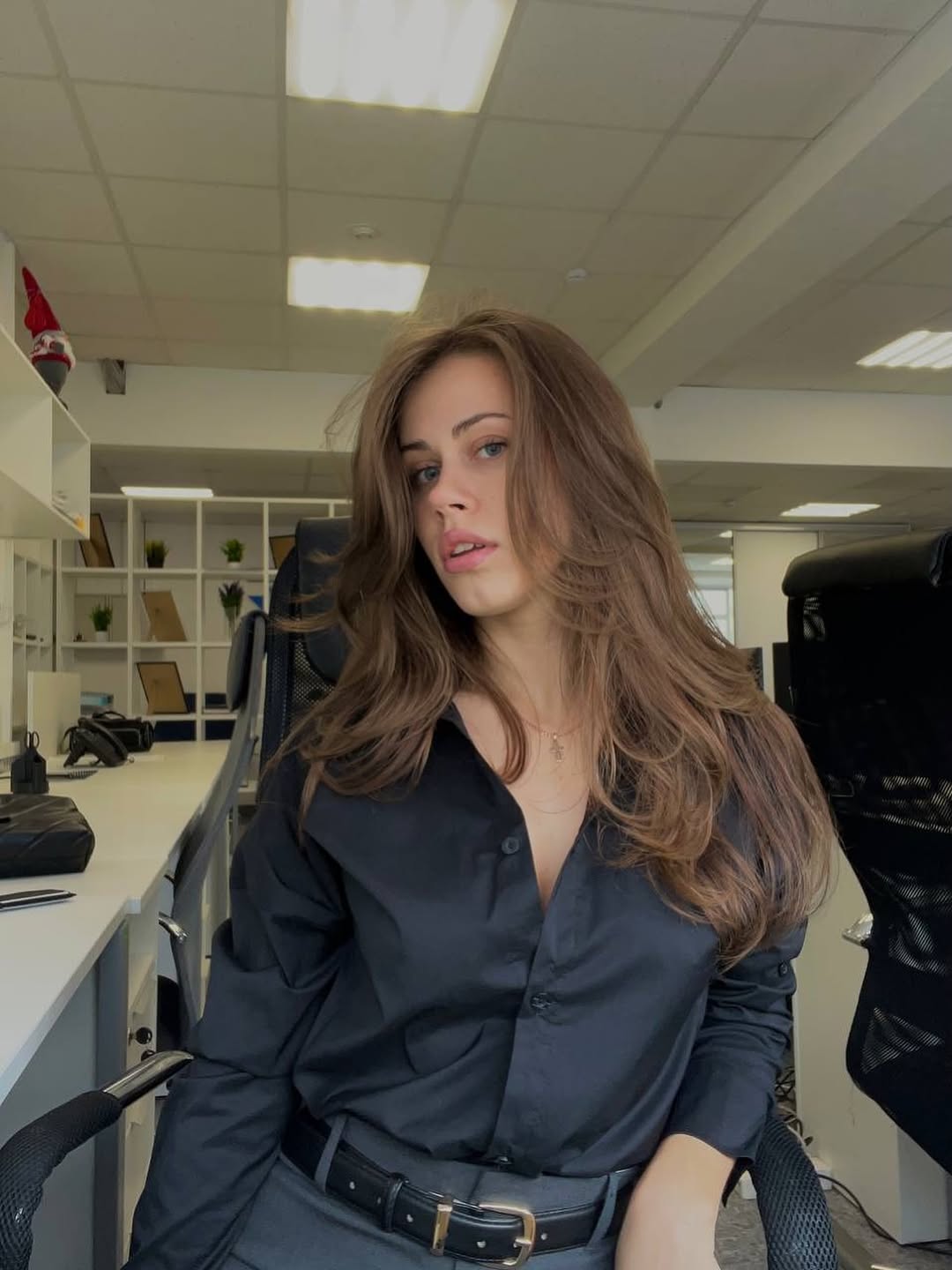 Soft Face-Framing Layers With Warm Bronde Balayage