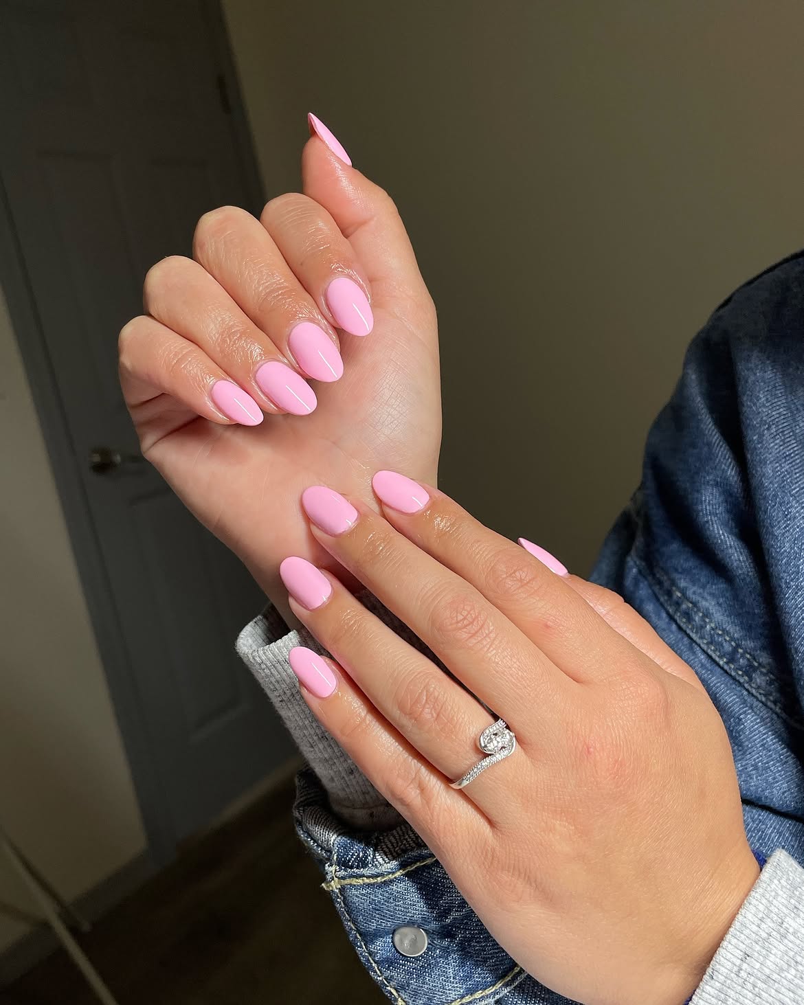 Soft Pink Oval Glossy Manicure