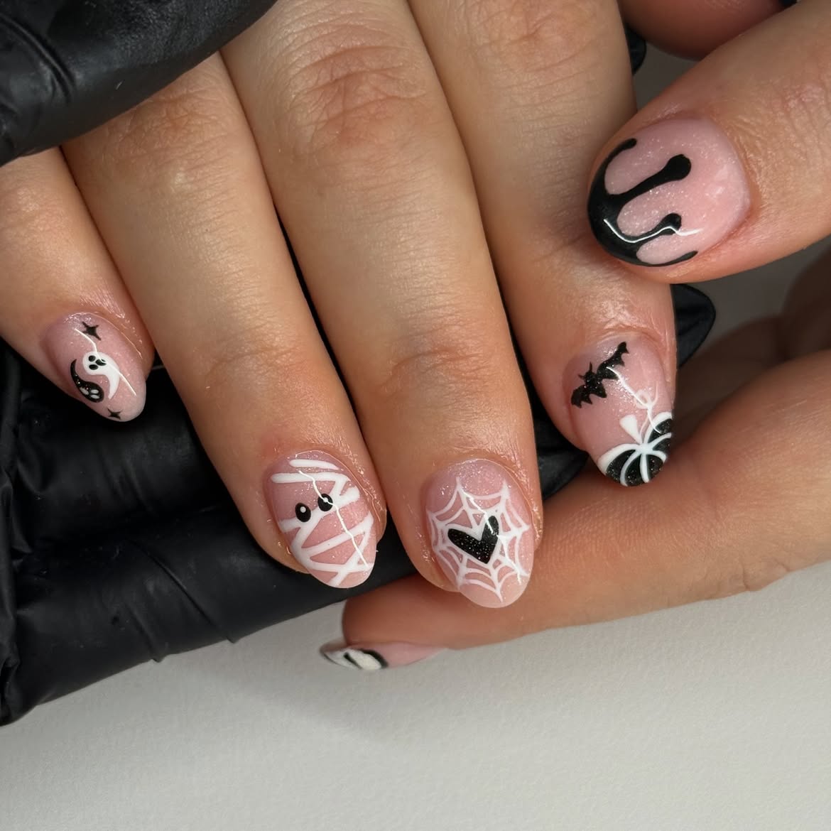 29 Spooky & Chic Halloween Nail Ideas for Short Nails 18 Spooky Halloween Nail Art Short Oval