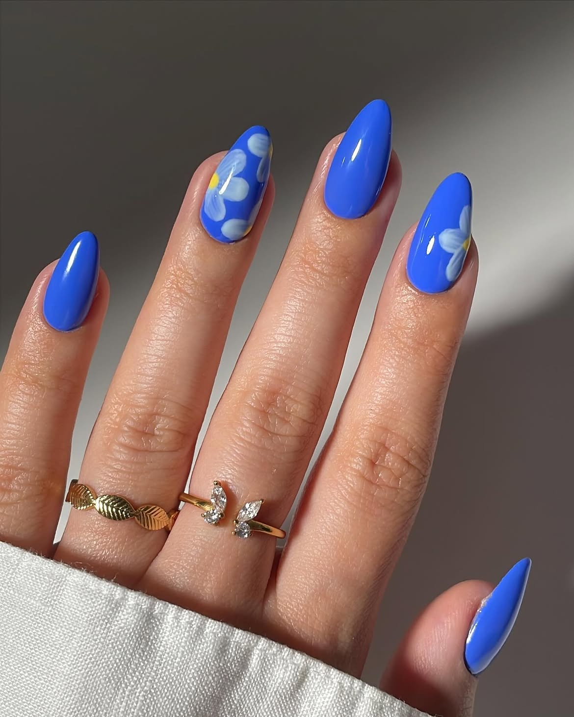 Bold Blue Daisy Almond Nails