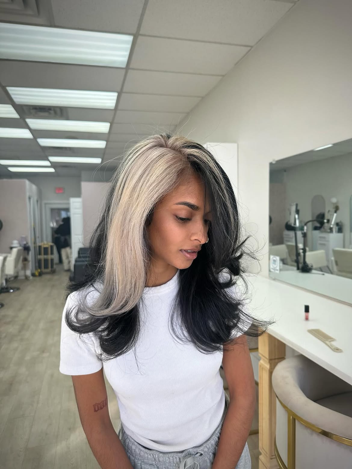 Bold Skunk Hair With Face-Framing Blonde