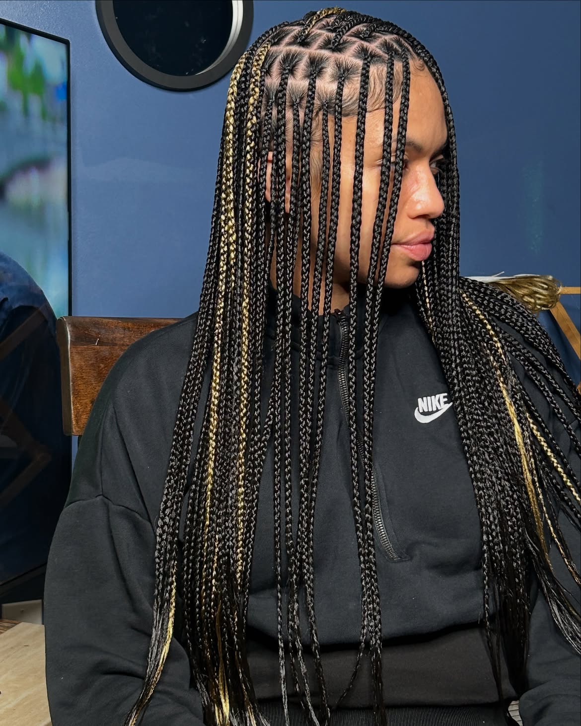 Chic Golden Blonde Streaks In Knotless Braids