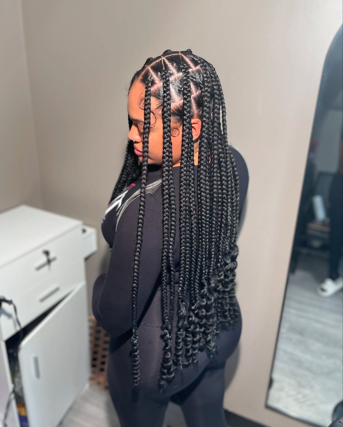 Chic Mid-Back Knotless Braids With Curled Ends