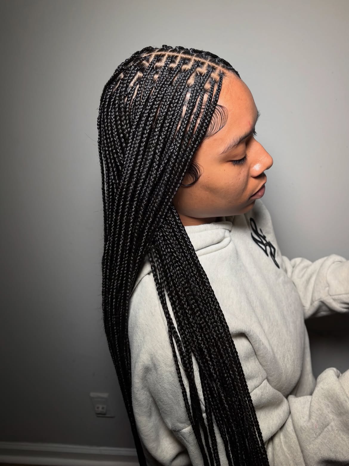 Chic Mid-Back Length Knotless Braids