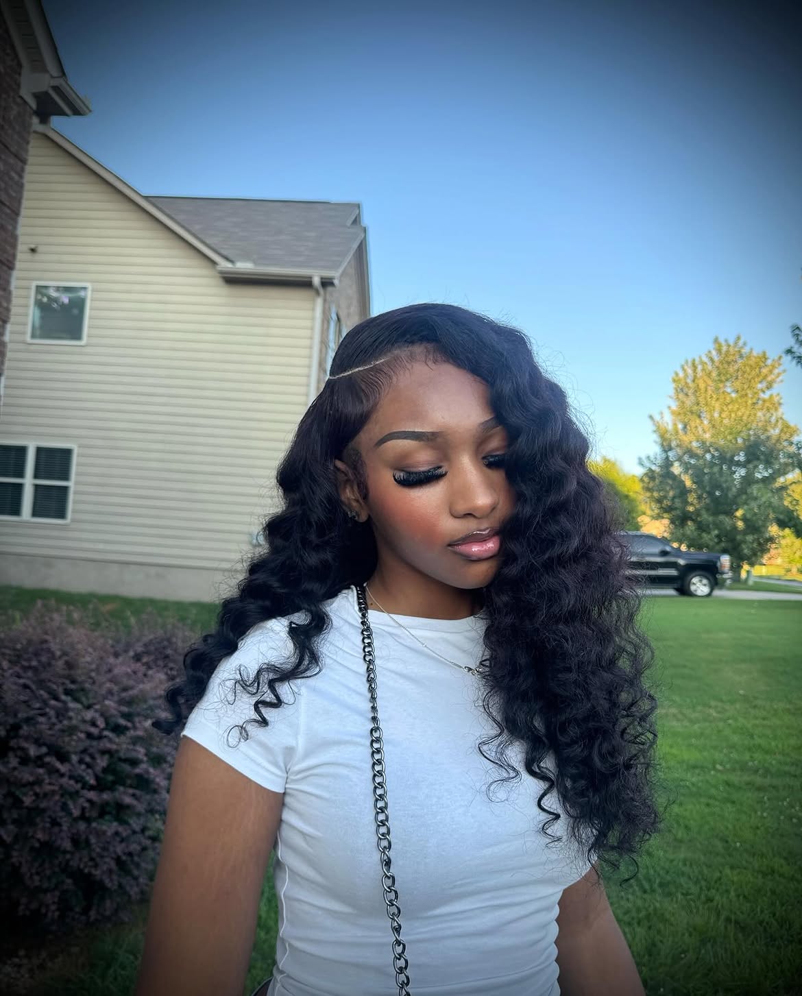 Deep Side Part Waves With Face-Framing Accent