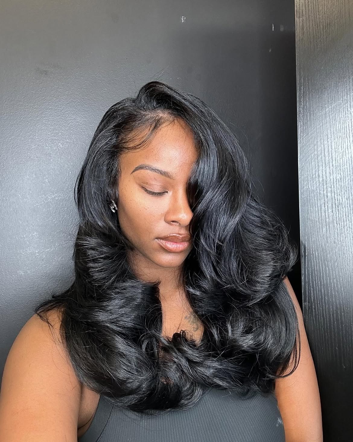 Deep Side Part With Voluminous Hollywood Waves