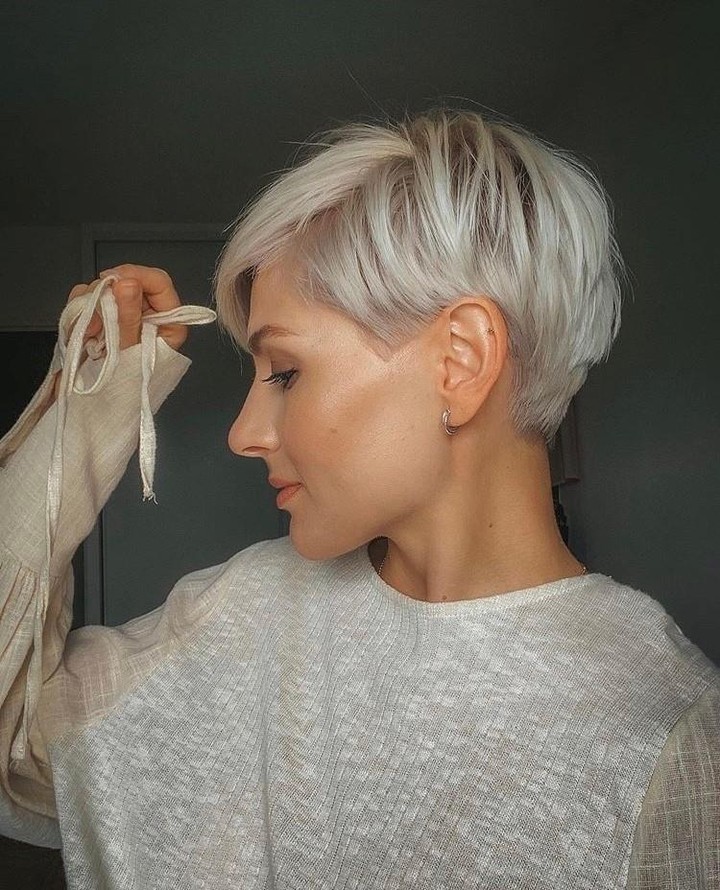 Edgy Platinum Pixie With Textured Layers
