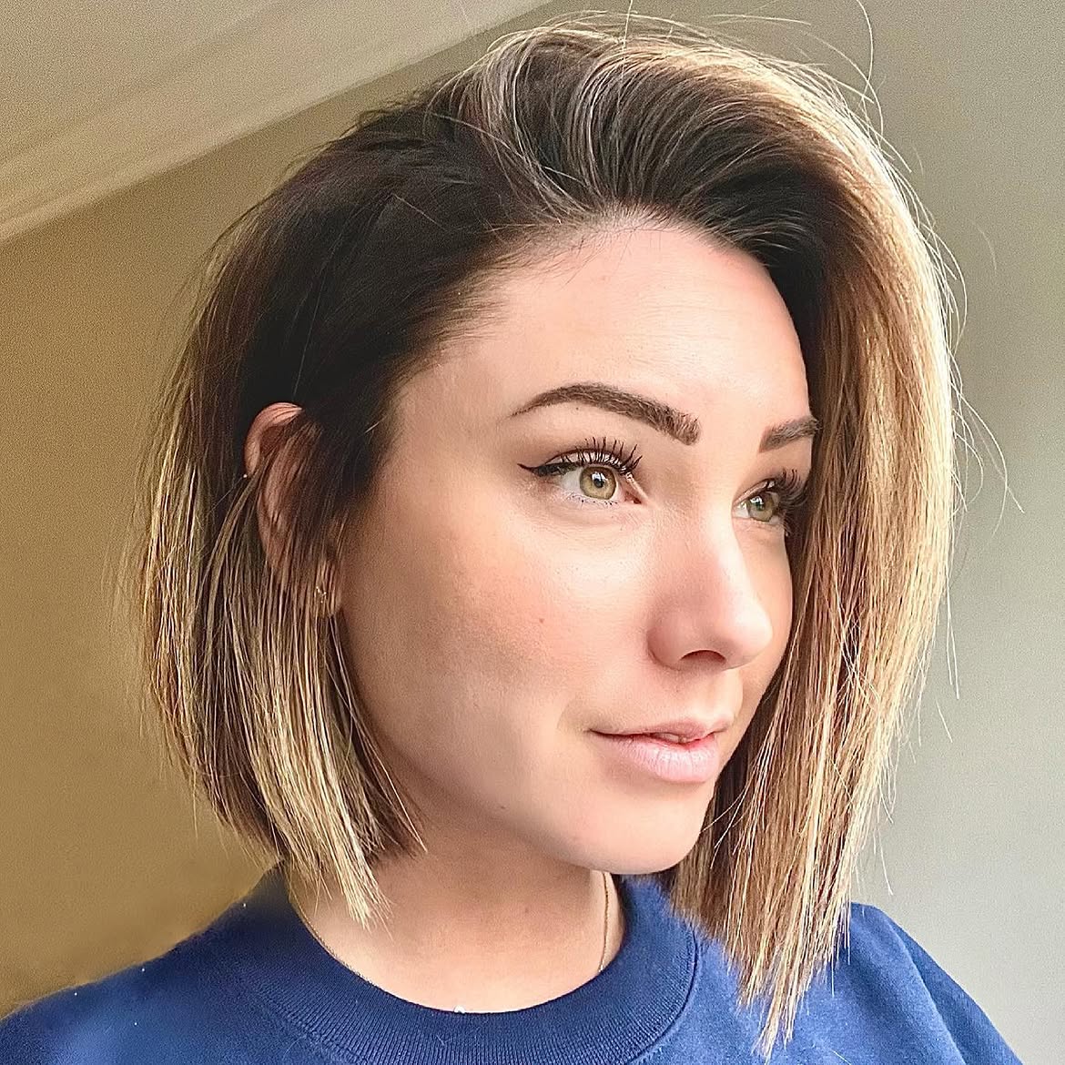 Effortless Side Part Bob With Honey Blonde Highlights