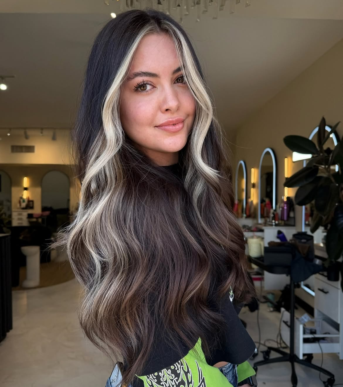Long Wavy Brunette Hair With Bold Platinum Money Piece
