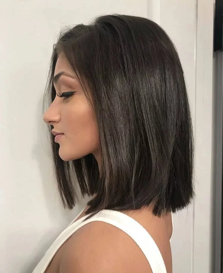 Sleek Collarbone Bob With Subtle Face-Framing Layers