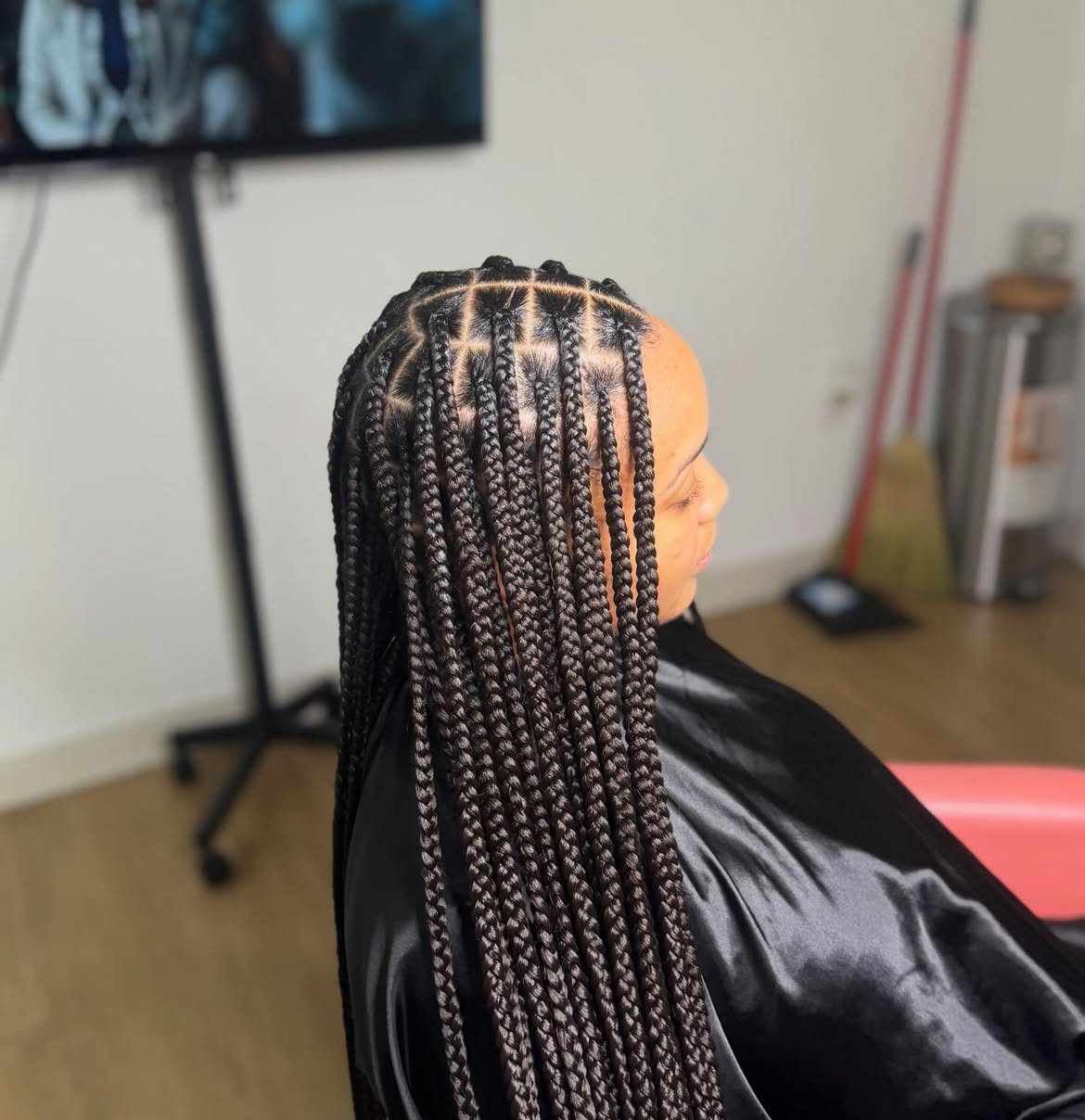 Sleek Mid-Back Knotless Box Braids With Defined Parts