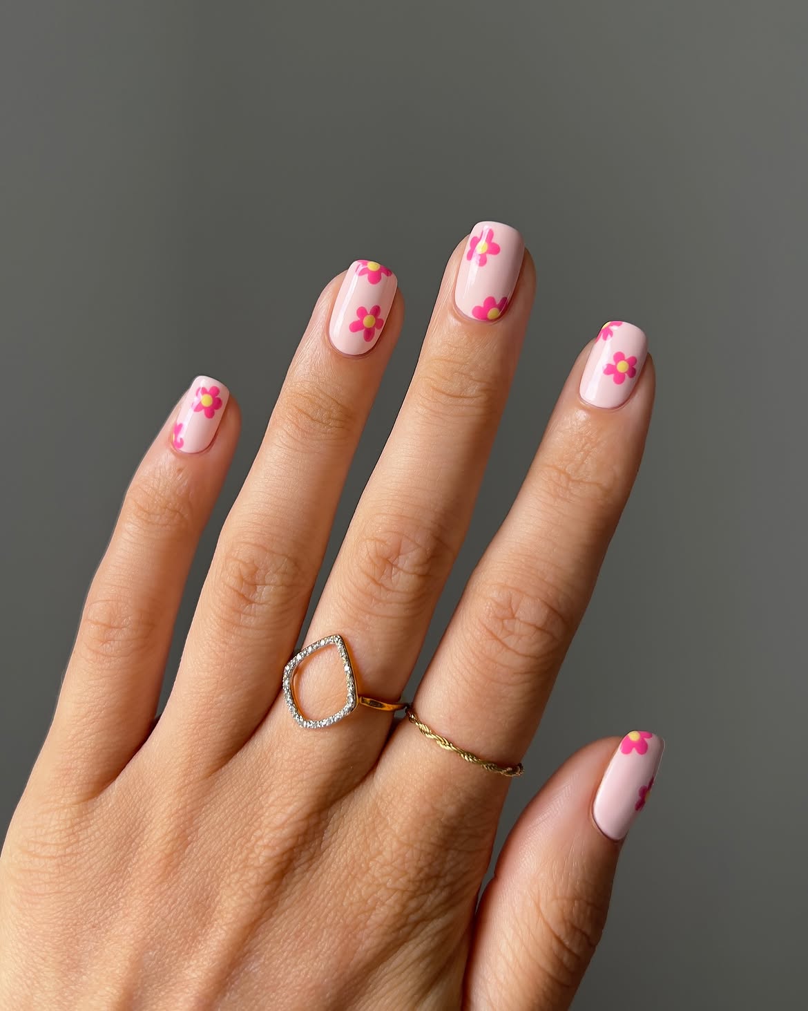 Pink Daisy Floral Accent Nails
